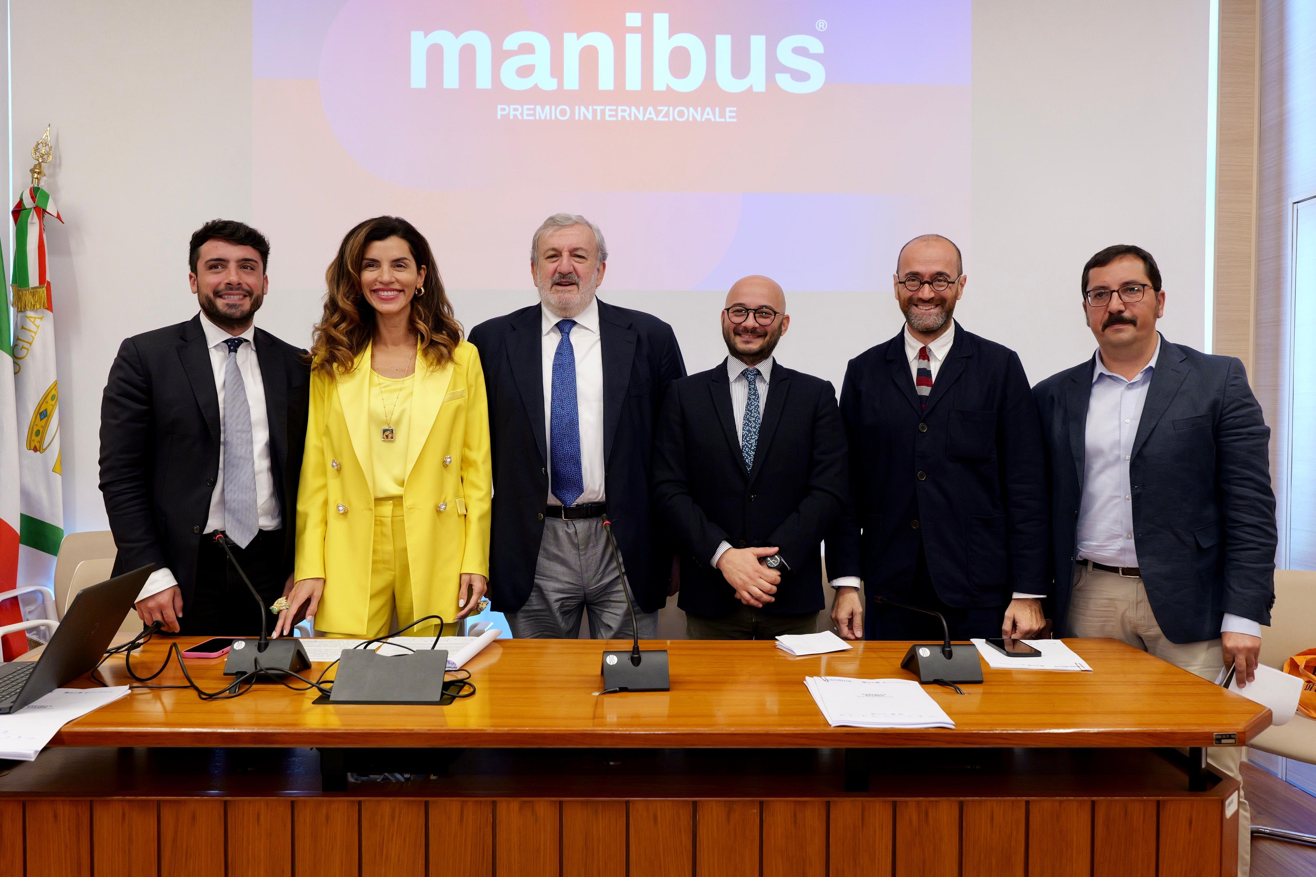 Galleria Terza edizione del premio internazionale Manibus: premi, mostre e incontri per raccontare e promuovere il made in Italy e le eccellenze pugliesi - Diapositiva 12 di 12