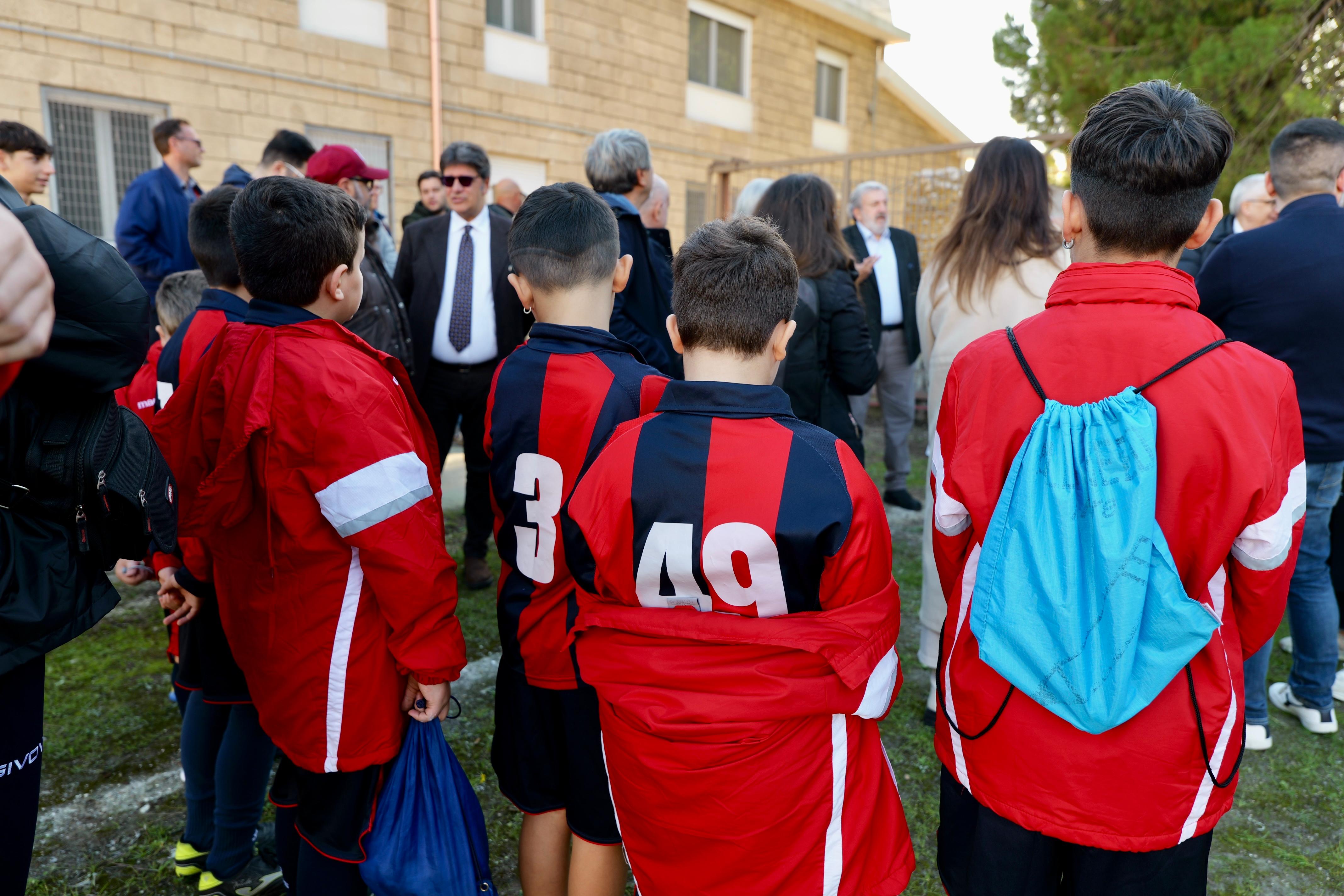 Galleria Taranto, Emiliano e Gravina in visita al reparto di onco-ematologia pediatrica del SS Annunziata e al campo di calcio del quartiere Tamburi - Diapositiva 14 di 18